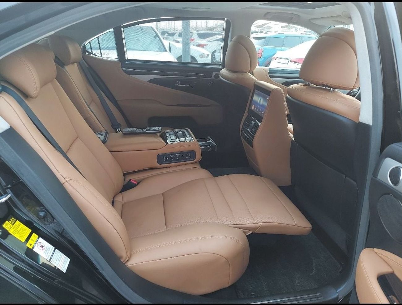 Lexus LS460 Premier SWB 4.6L (375 HP)