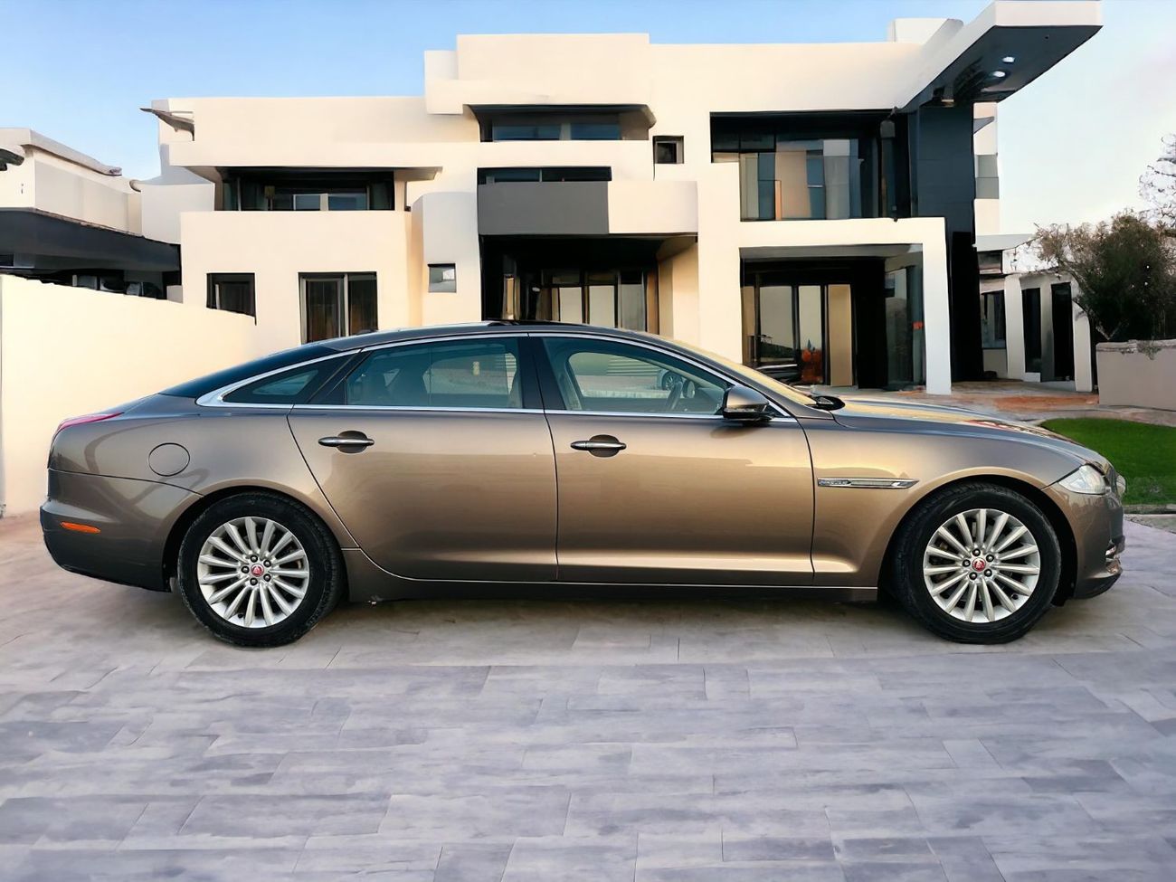 Jaguar XJ AED 980 PM | JAGUAR XJL  LUXURY | FULL AGENCY MAINTAINED | GCC SPECS | FIRST OWNER