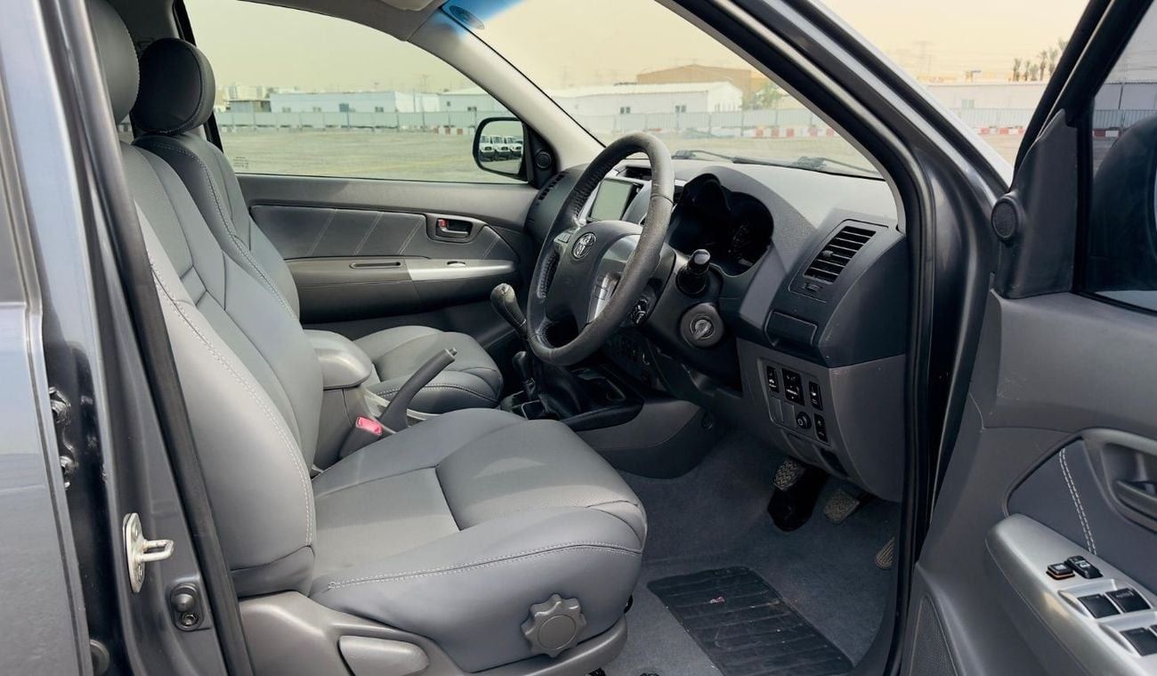 تويوتا هيلوكس 3.0L Diesel MT | OFF Road Tyres | ALLOY RIMS | ROLL BAR | GOOD CONDITION