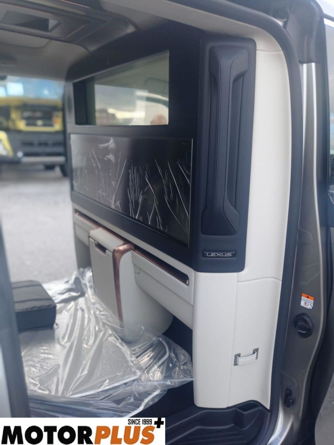 لكزس LM 350h Hybrid 4 Seater 2025 - Ready Stock!