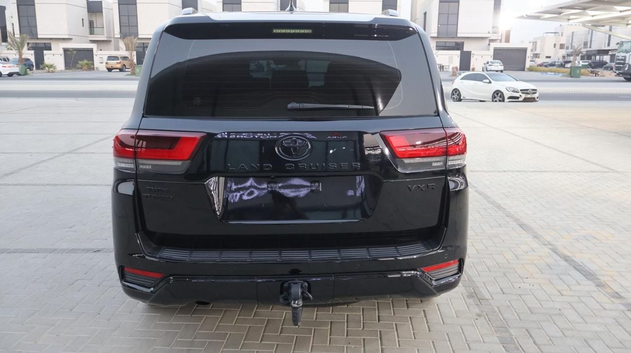 Toyota Land Cruiser BLACK EDITION Well Maintained . Original Mileage. Still under Service Contract  to 125000 KMs. Al Futtaim Warranty
