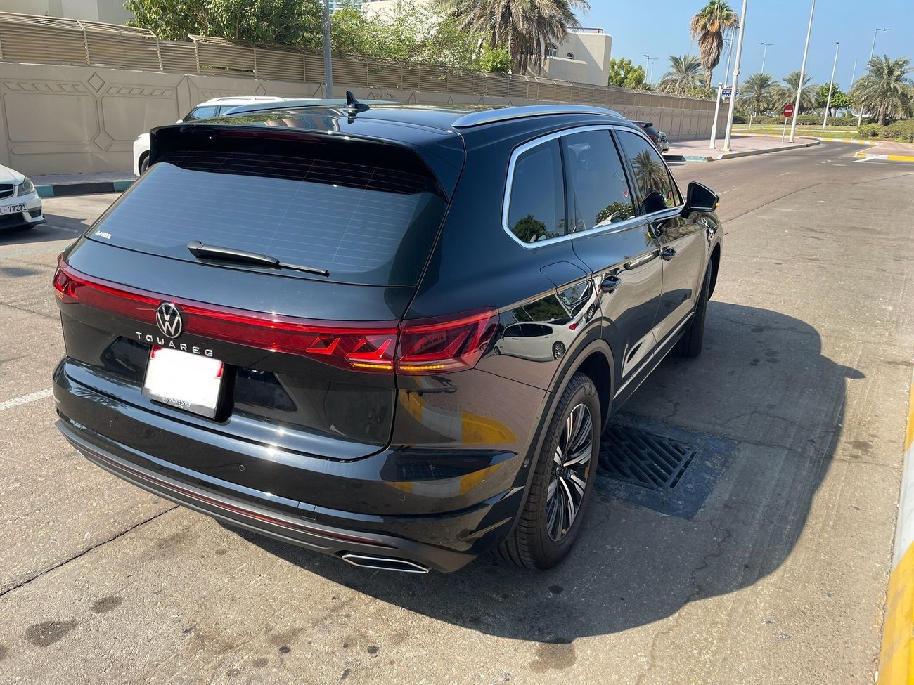 Volkswagen Touareg Elegance Plus (soft closing, Cruze control, full car plays, blind spot monitoring, multi colour ambi