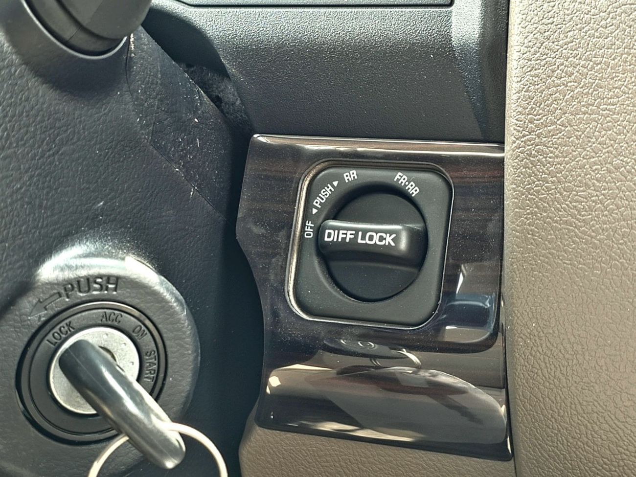 تويوتا لاند كروزر LC76 PETROL 4.0L - STD - E - DIFF LOCK - A/T - WHITE INSIDE BEIGE - 2025 - OMANI