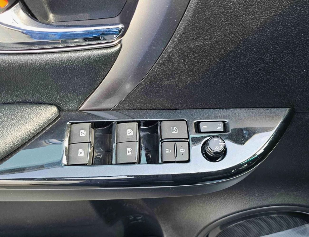 Toyota Fortuner SR5 ADVENTURE / 4.0L V6 PETROL / FRONT PWR SEATS / PUSH START / DIFF LOCK AUTO A/C (CODE # F6HA)