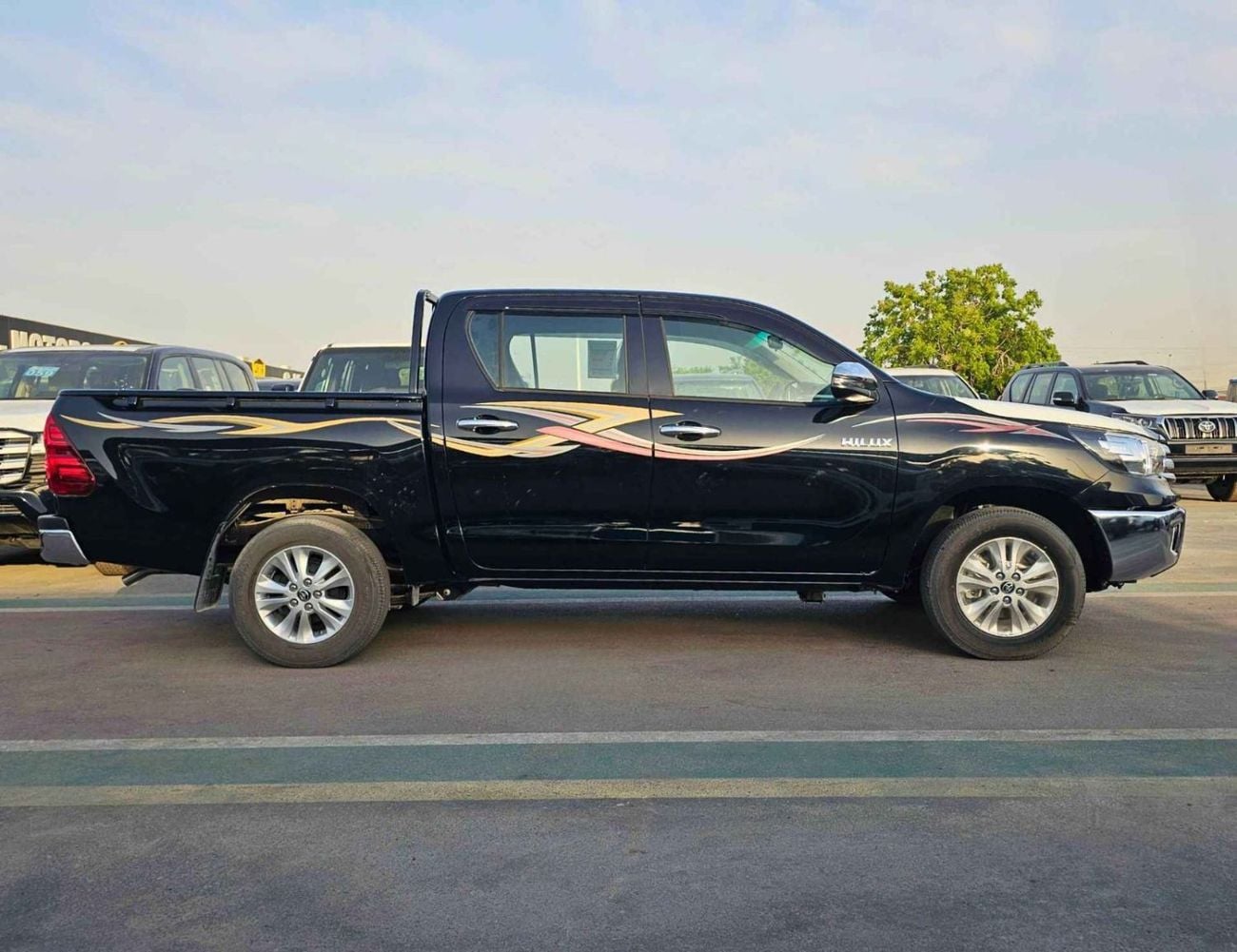 تويوتا هيلوكس SGLX NARROW BODY / 2.7L PETROL V4 A/T / REAL CAMERA WITH CHROME BUMPERS / (CODE # HP2F2)