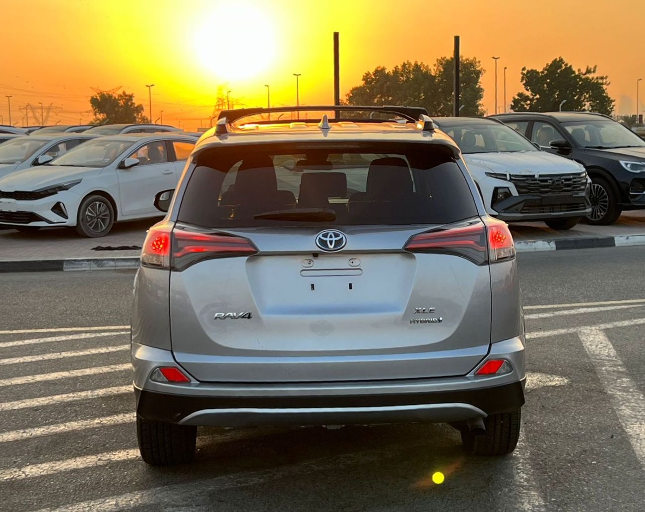 Toyota RAV4 2018 Toyota RAV4 Hybrid XLE – Full Option – 2.5L V4 – AWD 4x4 – Sunroof –