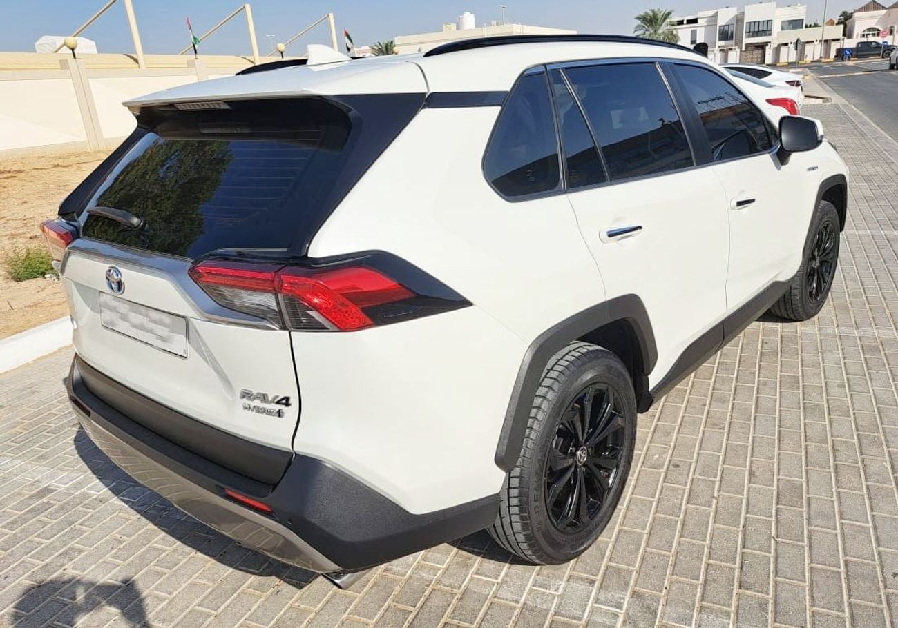 Toyota RAV4 XLE 2.5L Hybrid  - Al Futtaim