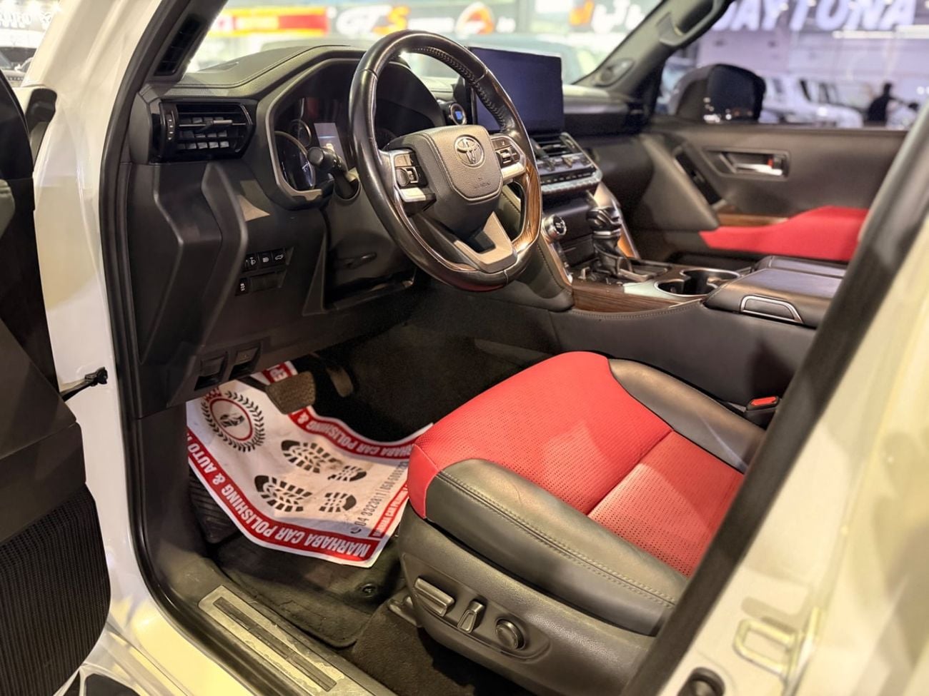 Toyota Land Cruiser VXR Toyota Landcruiser VXR 2022 Twin Turbo white inside Red