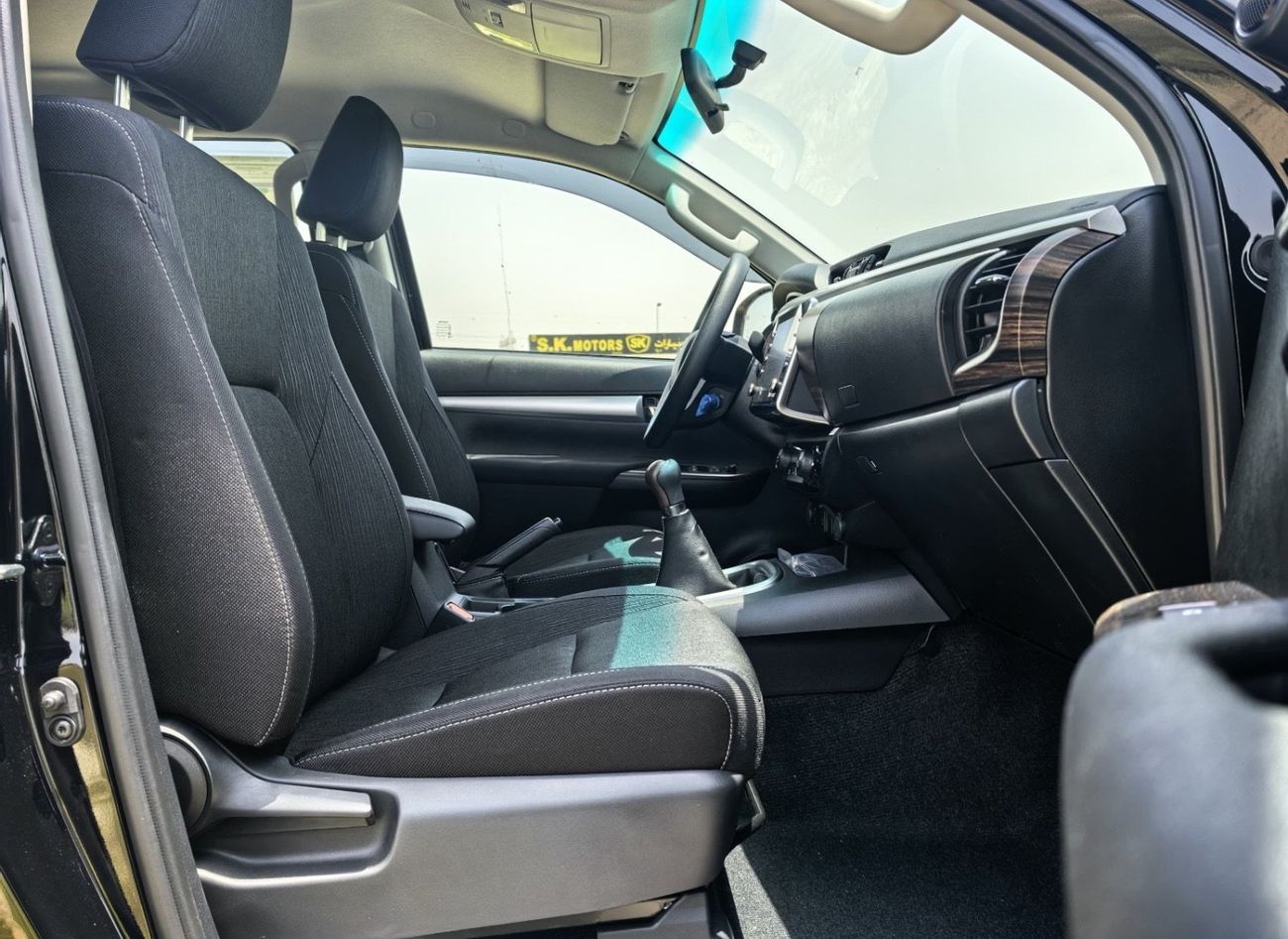 تويوتا هيلوكس D/CAB,PICKUP,2.7L,4X4,DIGITAL AC,WOODEN INTERIOR,BLIND SPOT,DVD+CAMERA,DIFF LOCK,M/T,2 COOL BOX,2025