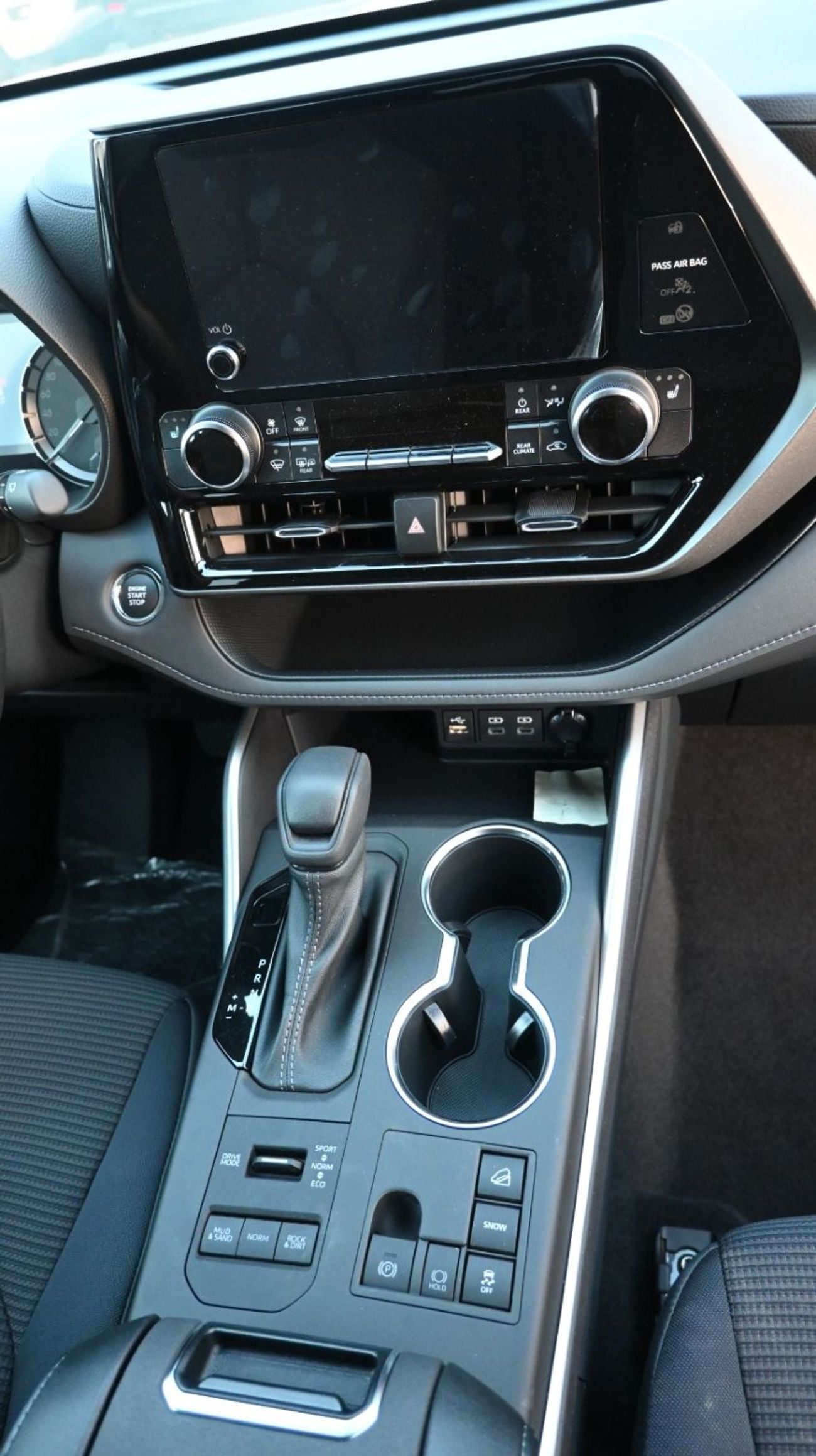 تويوتا هايلاندر Toyota Highlander 2023model 2.4L LE Turbo AWD Petrol engine Colour Grey Transmission Automatic Inter