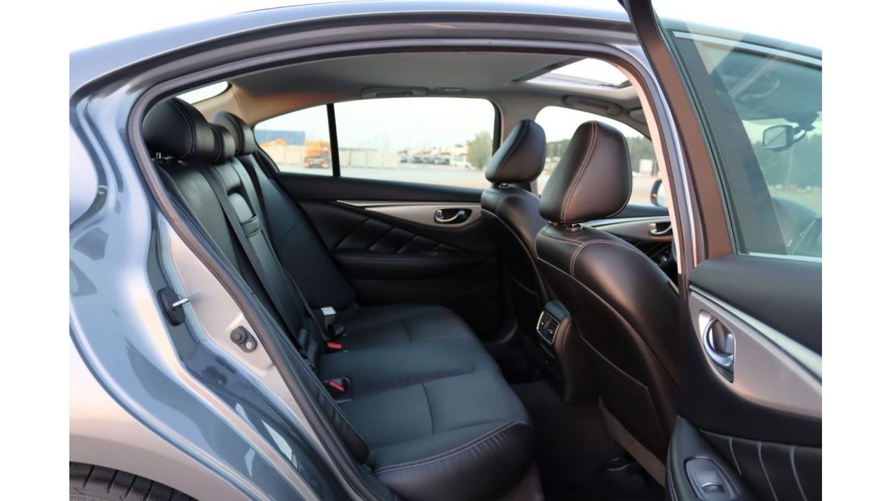 إنفينيتي Q50 سبورت خالية من الحوادث - خليجي - مكينة 3000 سي سي - السيارة بحالة الوكالة من الداخل والخارج