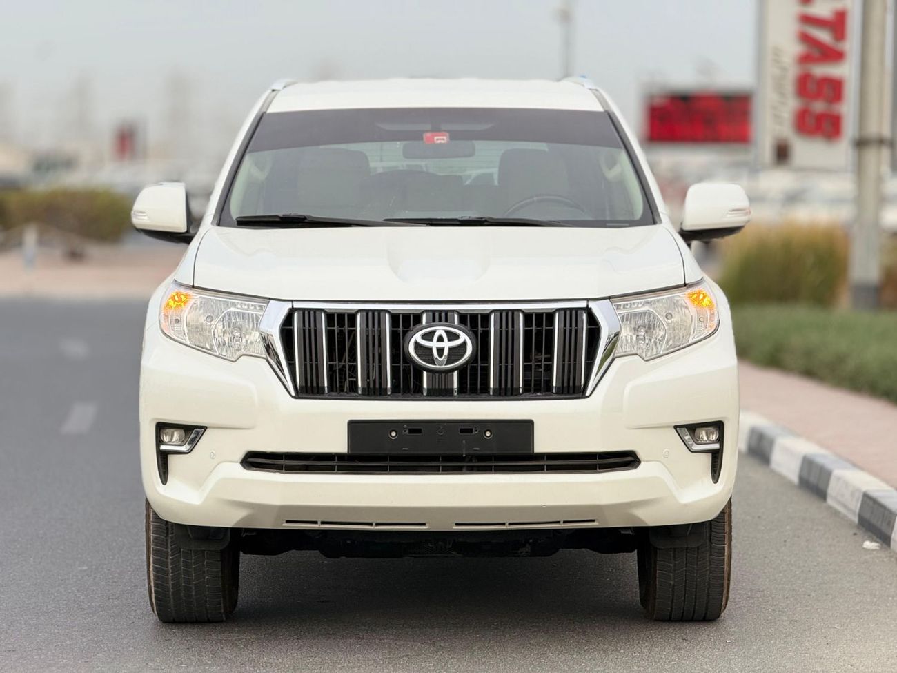 Toyota Prado Toyota Prado 2019 white 4x4 Gcc specs 6cylinders 4.0L Petro engine