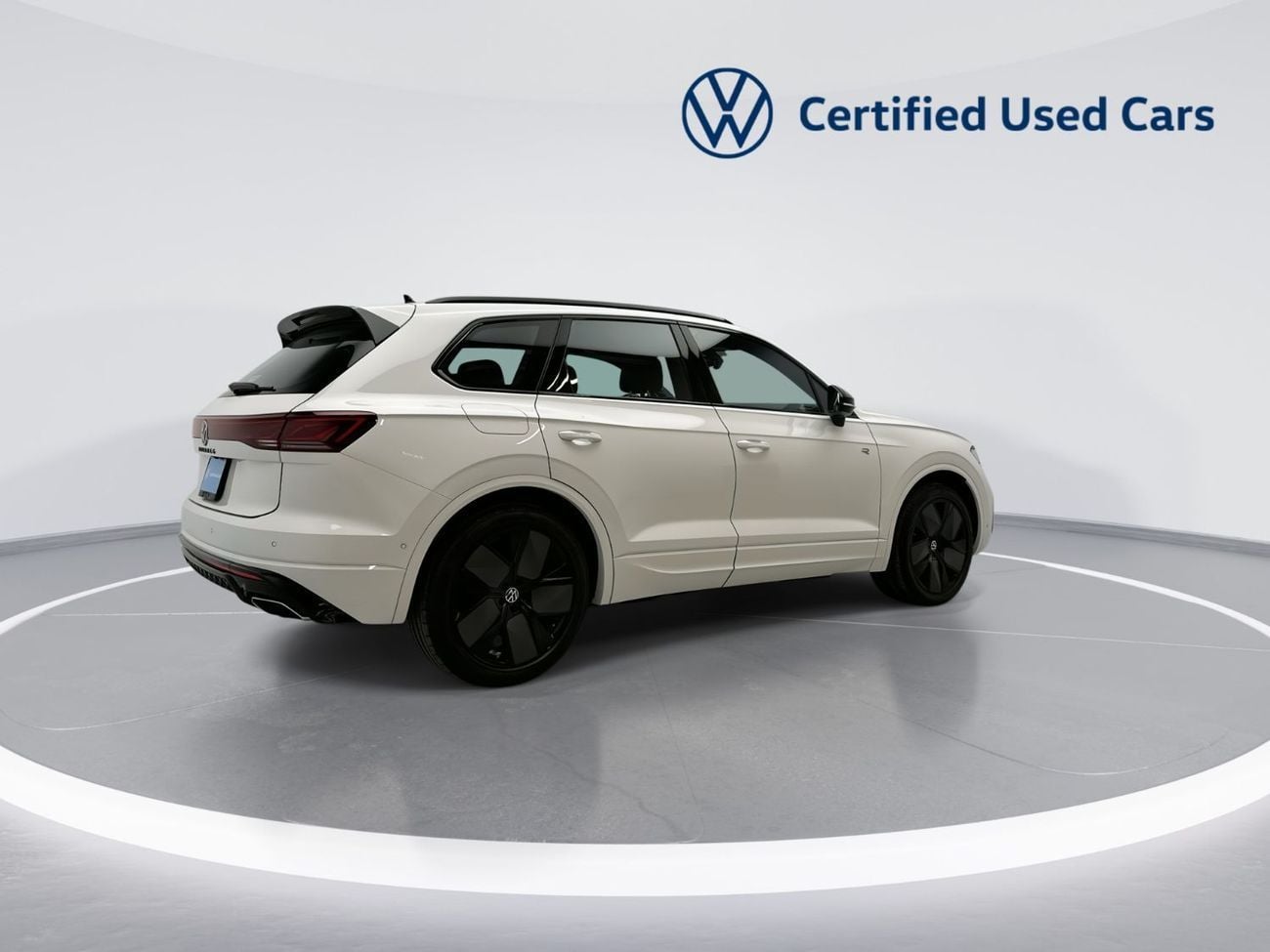 فولكس واجن طوارق Touareg R-Line + (Ref#00130) - 42,100 AED SAVINGS from New Car