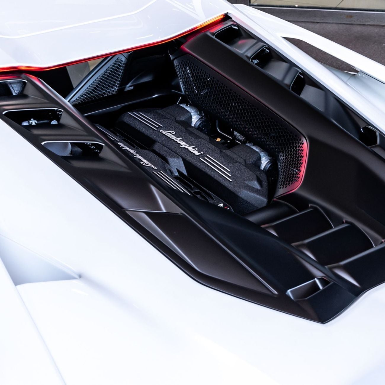 لامبورغيني ريفويلتو SPORTIVA 2024 LAMBORGHINI REVUELTO BRAND NEW ( FREE SERVICE CONTRACT )