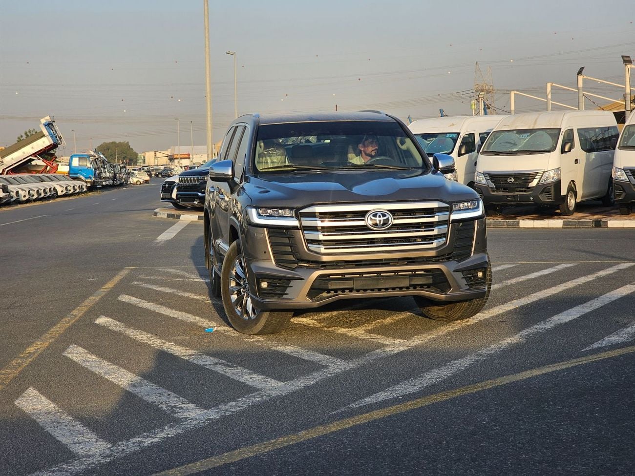 تويوتا لاند كروزر GXR 4.5L 1VD-FTV V8 Diesel Engine facelifted to 2025 model Automatic Gear 4WD 7 seater 5 Door