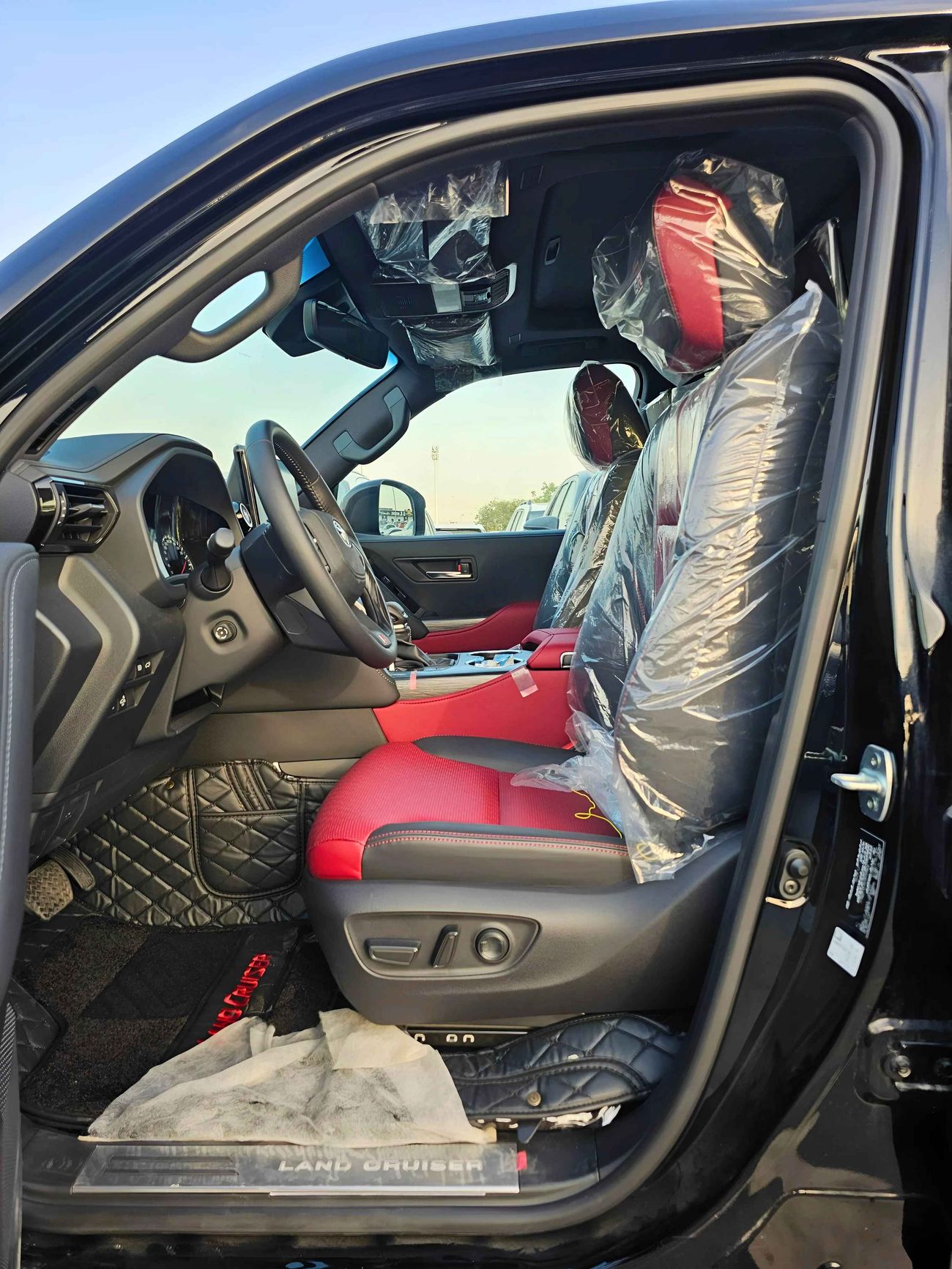 تويوتا لاند كروزر LC300 GR SPORT / 3.3L V6 DIESEL / DVD WITH 360* / JBL SPEAKERS / HEADUP / FULL OPTION (CODE # LCDGR)