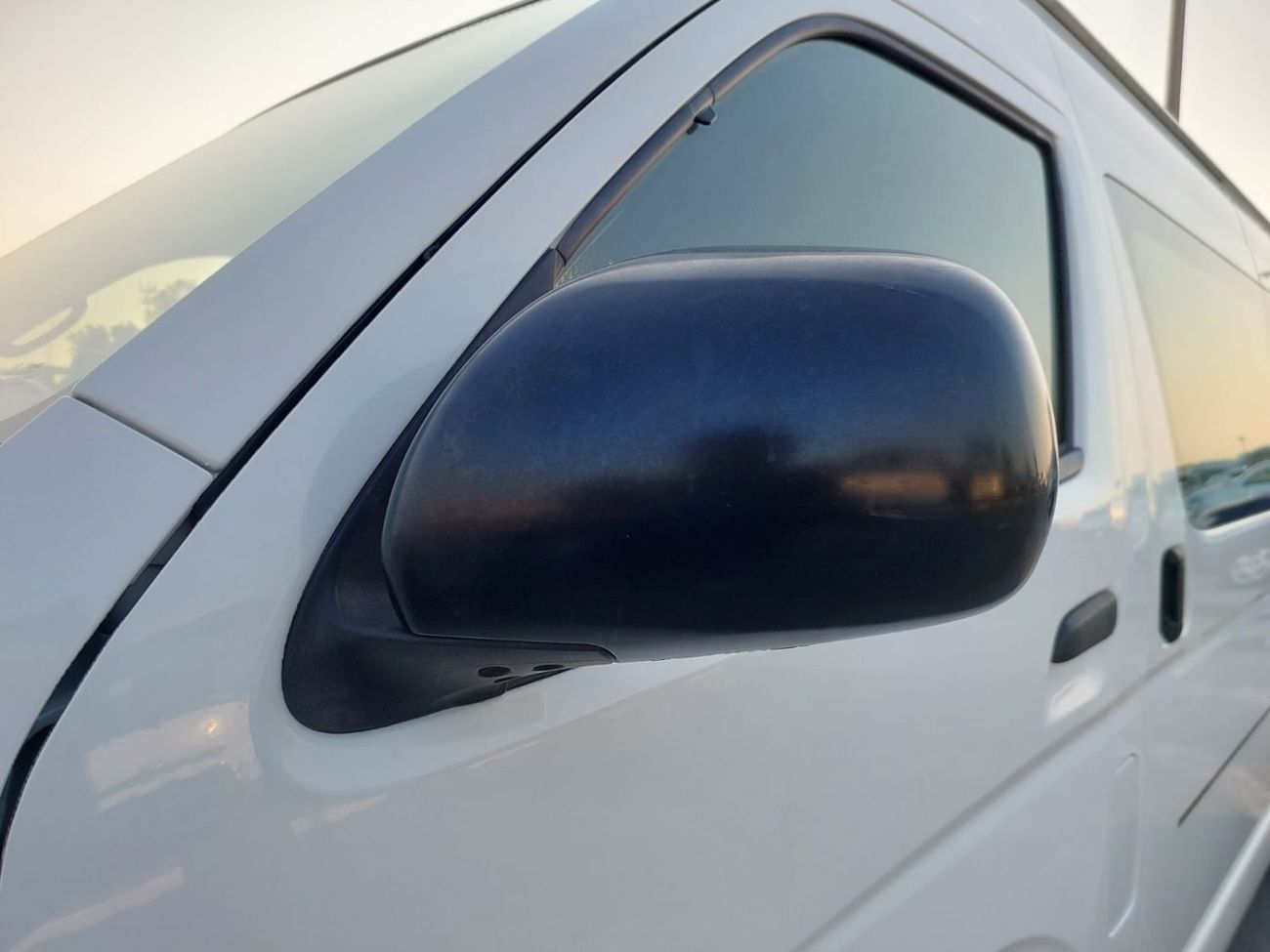 Toyota Hiace TOYOTA HIACE COMMUTER VAN RHD 2017 MODEL 3.0 L DIESEL AUTOMATIC(PM31641)