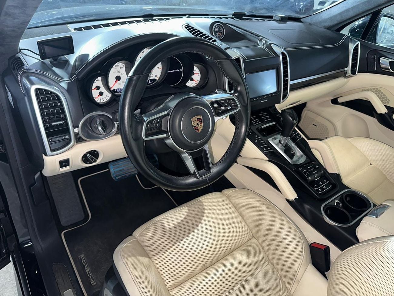 Porsche Cayenne Turbo S 4.8L (570 HP) 2016 | CARBON CERAMIC BRAKES (PCCB) | CARBON INTERIOR PACKAGE | SUNROOF