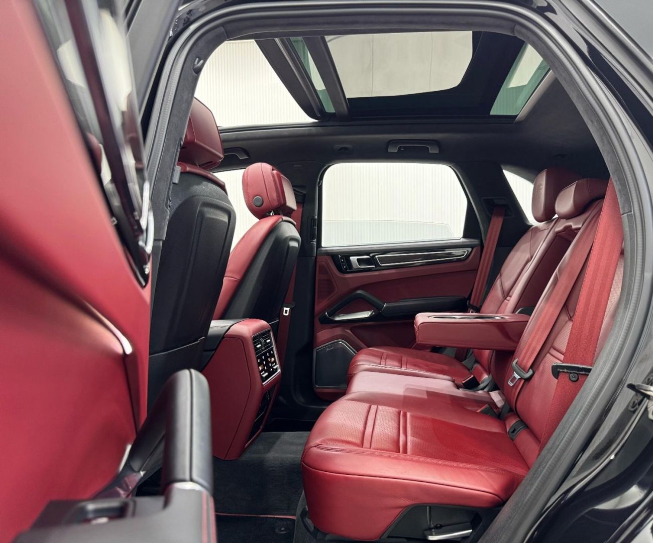 بورش كايان Turbo 4.0L (550 HP) 2019 Porsche Cayenne Turbo, Warranty, Full Porsche Service History, Carbon Fiber