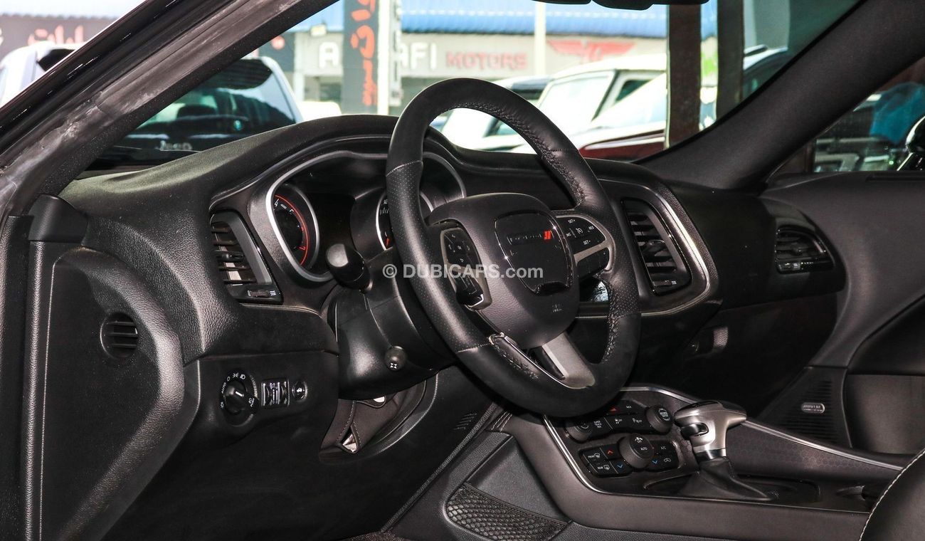 Dodge Challenger 6.4 L HEMI