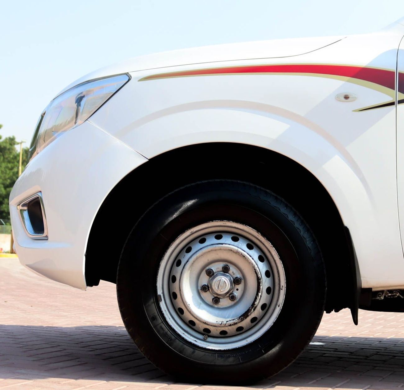 Nissan Navara Std 2.5L 4WD M/T Nissan Navara 4WD 2019 GCC Original Paint accident-free in excellent condition 1046