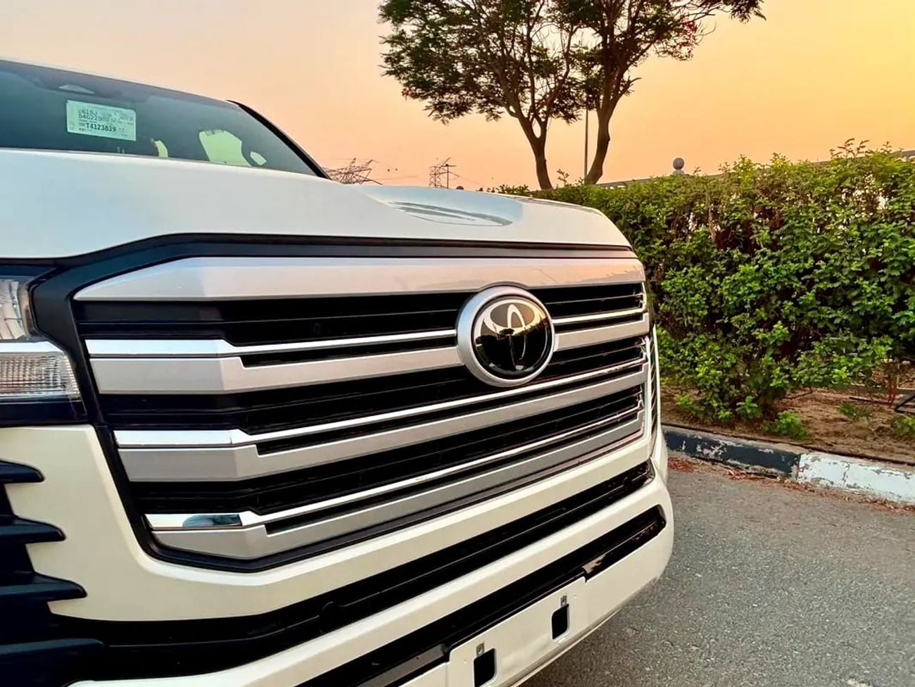 تويوتا لاند كروزر GXR 4.0L V6 - Brand GCC Specs