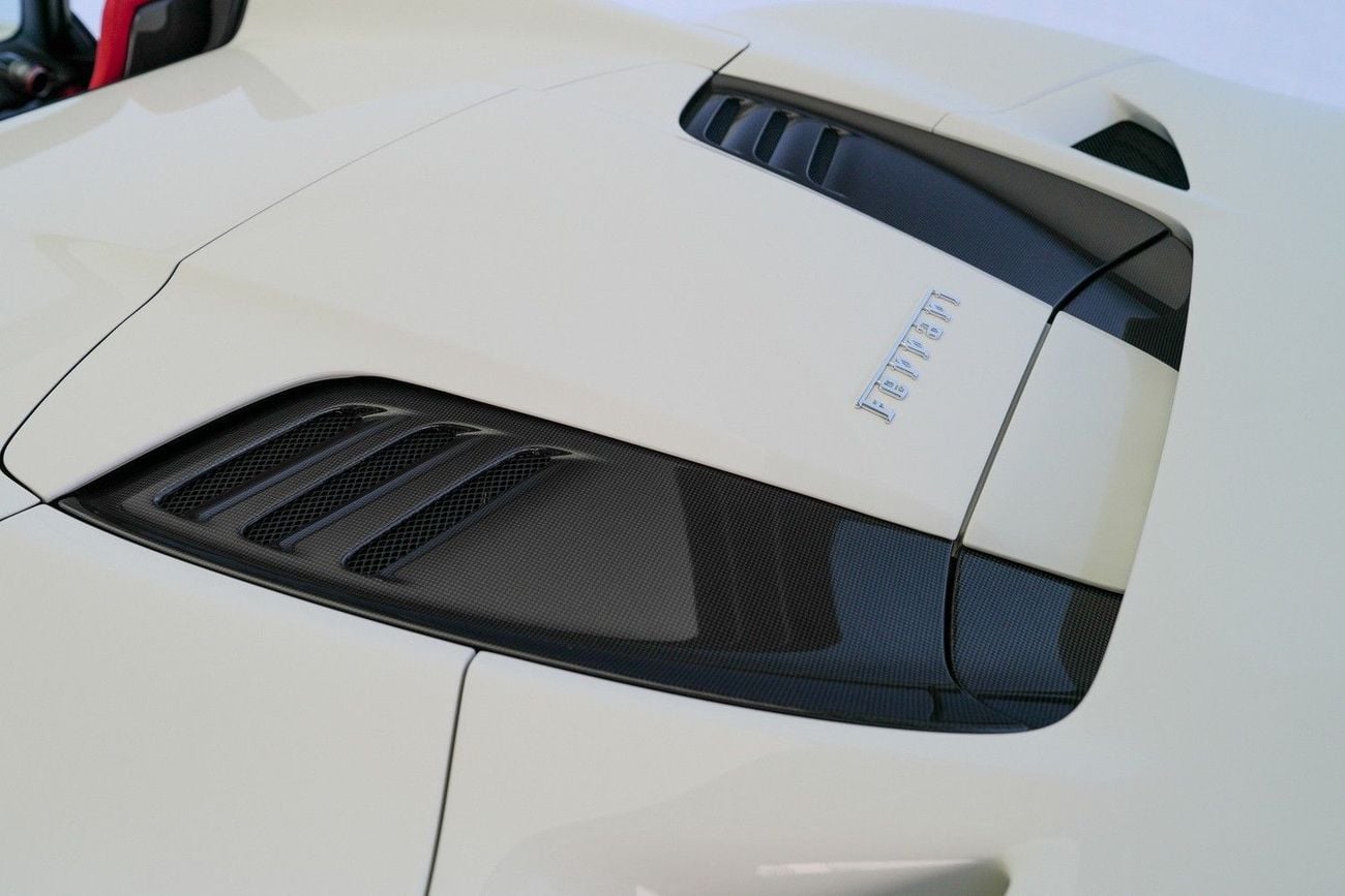 فيراري ف ٨ سبيدر STD (3.9L · 8 Cyl · Automatic · Petrol · Convertible · Rear Wheel Drive · 2 Seats · 2 Door)