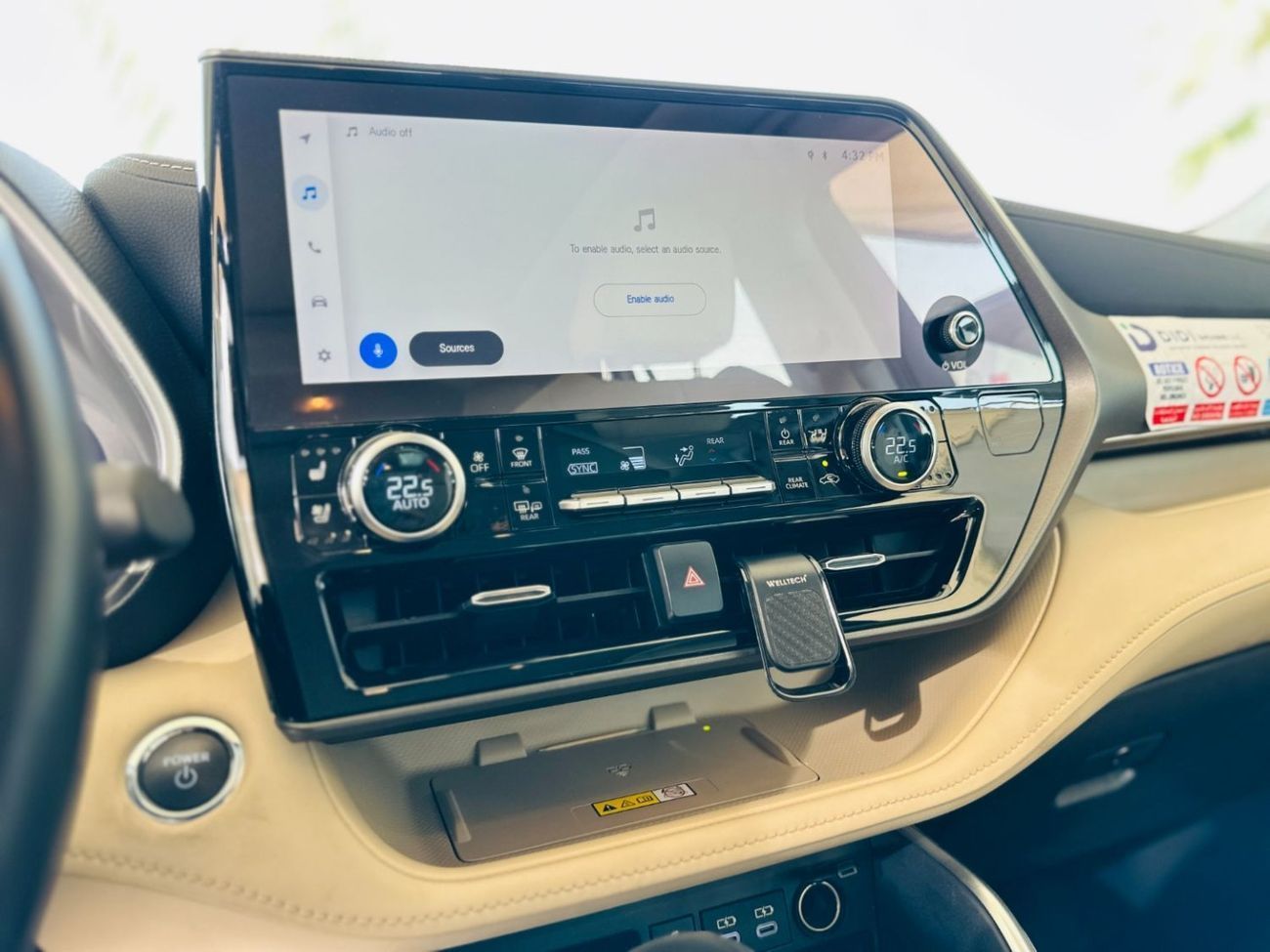 تويوتا هايلاندر 2023 Toyota Highlander VXR - White inside Beige