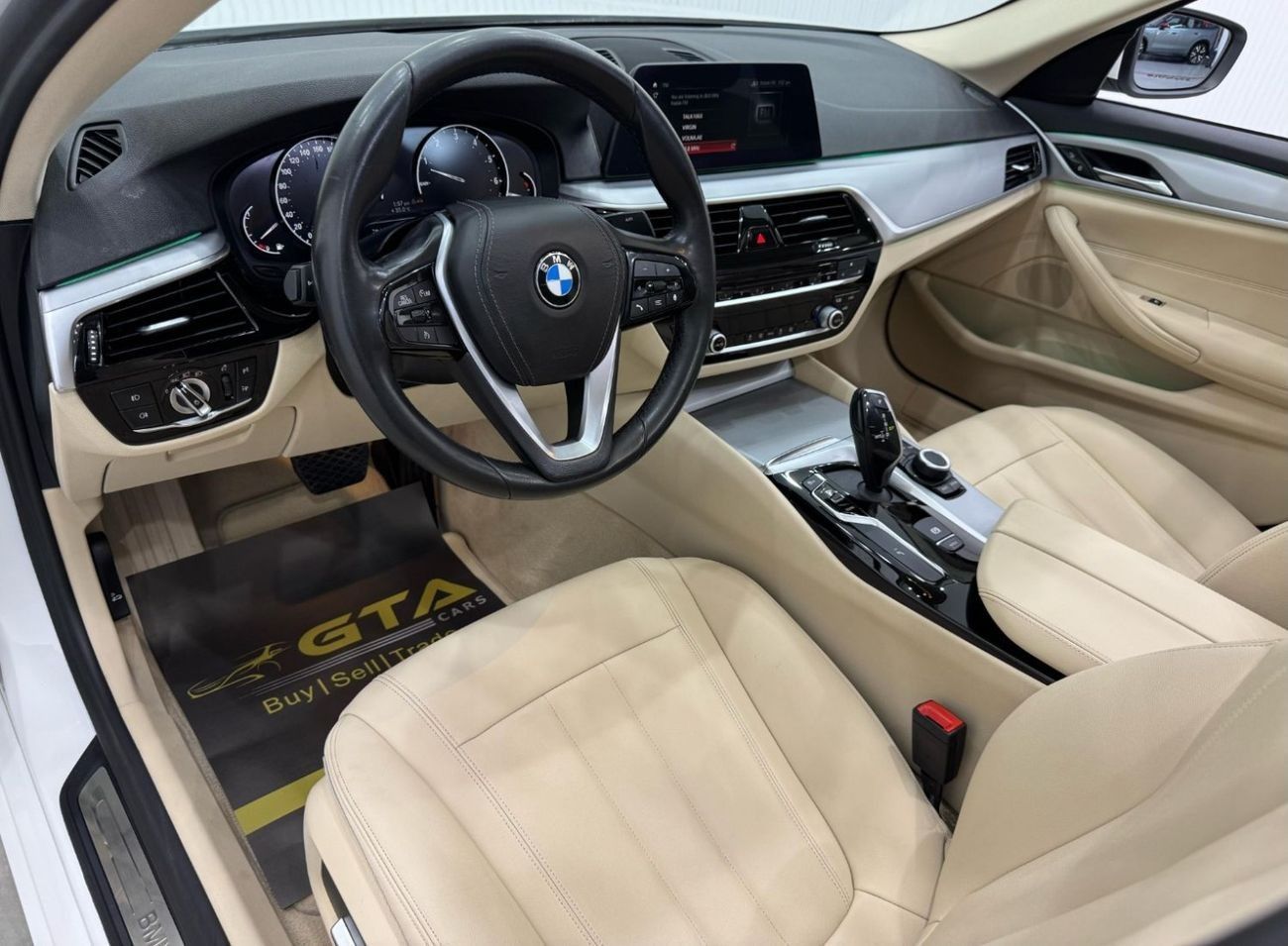 بي أم دبليو 520i Std 2.0L 2020 BMW 520i Executive, 2025 BMW Warranty + Service Pack, Excellent Condition, GCC