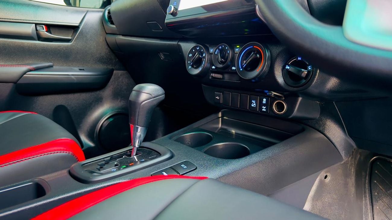 تويوتا هيلوكس GR BODY KIT INSTALLED | POWER SEATS | NUDGE BAR | 2.8L | 2024 | AUTOMATIC