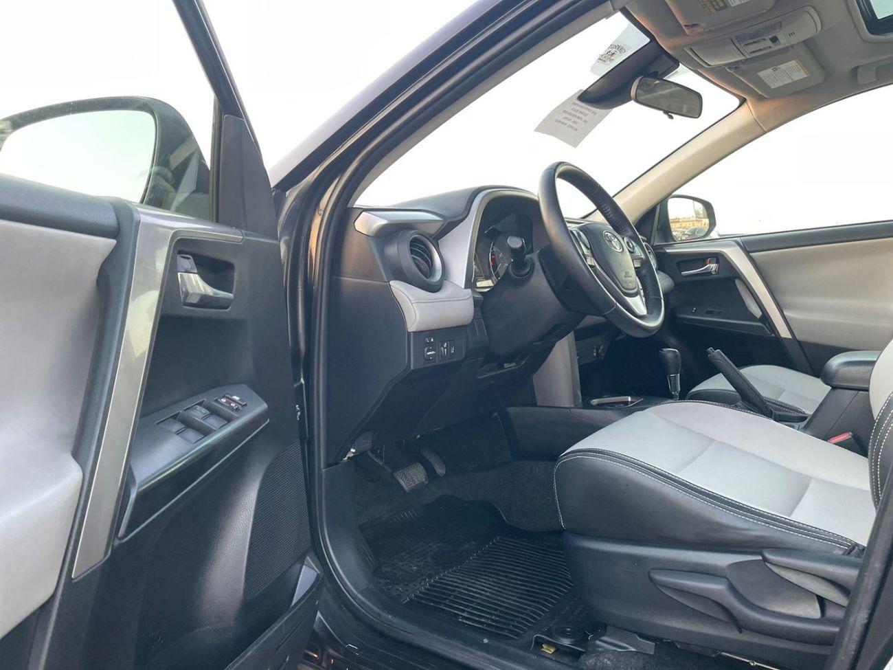 Toyota RAV4 2018 Toyota Rav4 XLE 4x4 Full Option Push Start - Sunroof - Hybrid Fuel - 40,000 Mileage