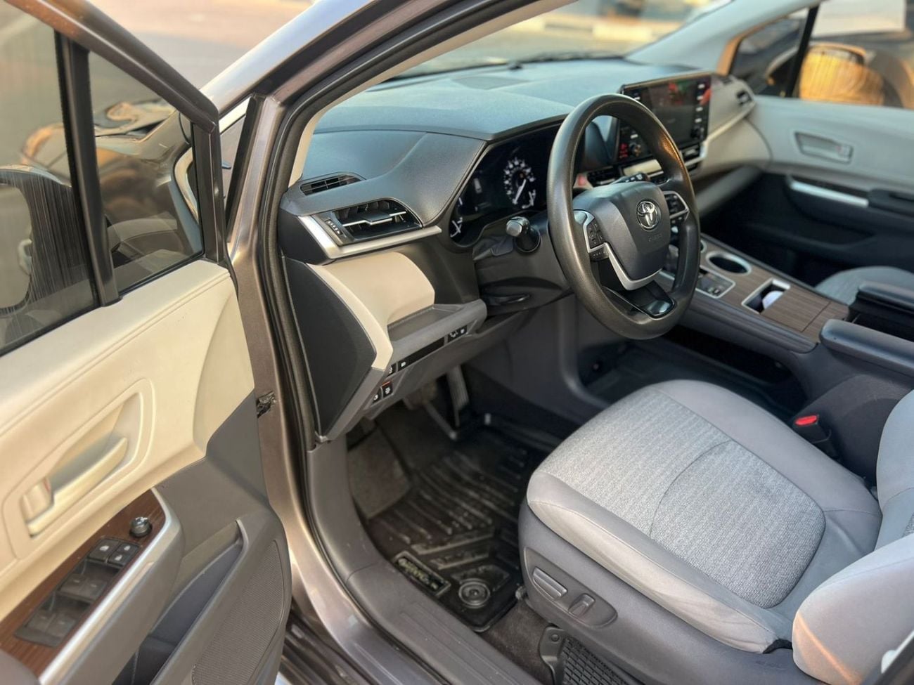 Toyota Sienna LE (NON GCC) 2021 Toyota Sienna Hybrid 2.5L V4 - 7 Seater Doors Full Auto With Radar -