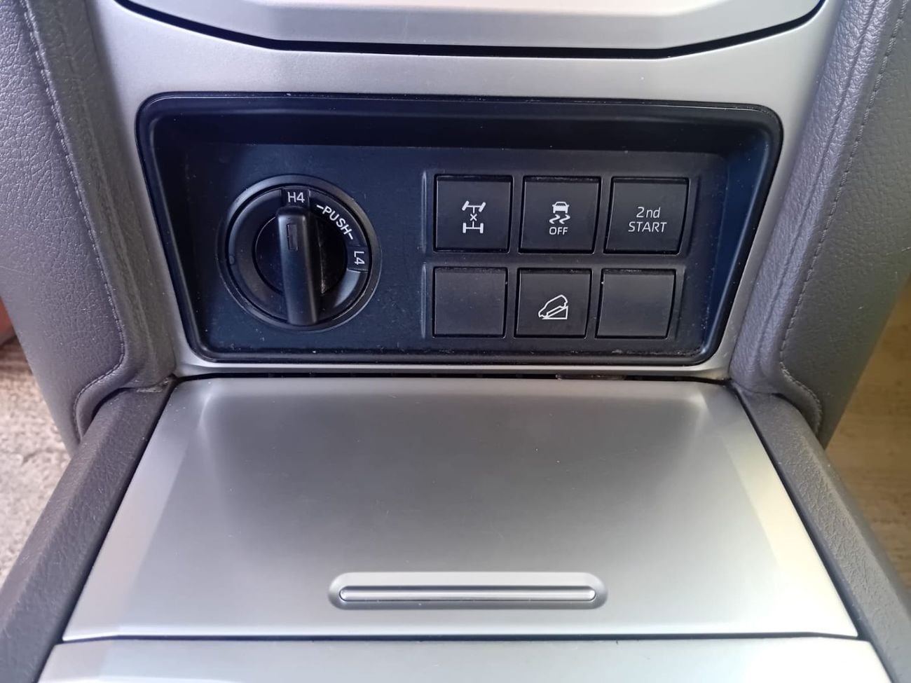 Toyota Prado EXR 4.0L 4WD Toyota Prado - 2019 - GCC - 4.0L - 6 (V )- 7 Seats - 4*4 - Excellent Condition Inside a