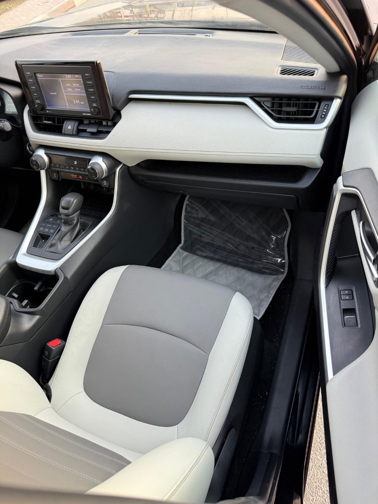 Toyota RAV4 XLE 4WD push start, leather seats 2022