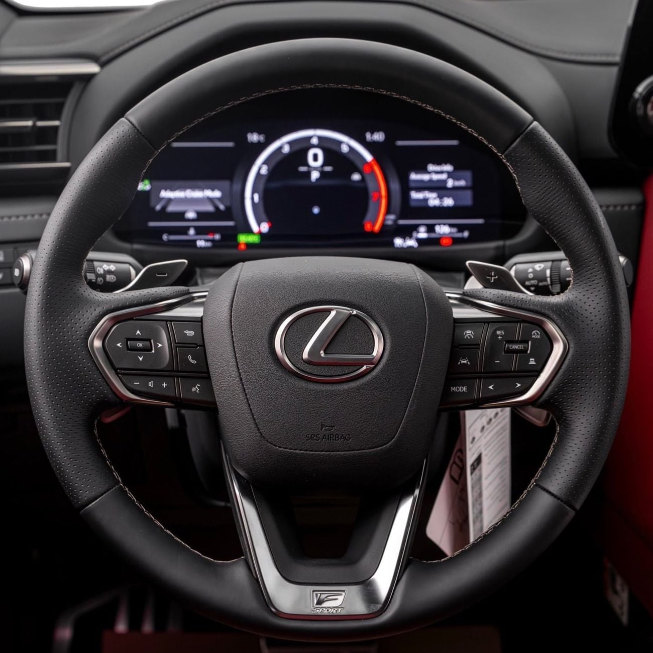 لكزس LX 700h F SPORT سيارة F-Sport موديل 2026 باللونين الأسود والأحمر (بدون نظام ركن آلي)