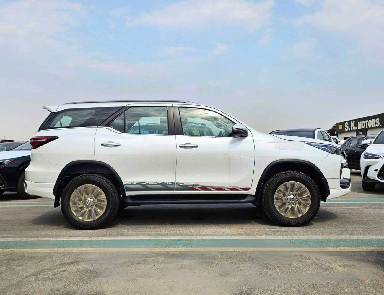 Toyota Fortuner SR5 ADVENTURE / 4.0L V6 PETROL / FRONT PWR SEATS / PUSH START / DIFF LOCK AUTO A/C (CODE # F6HA)