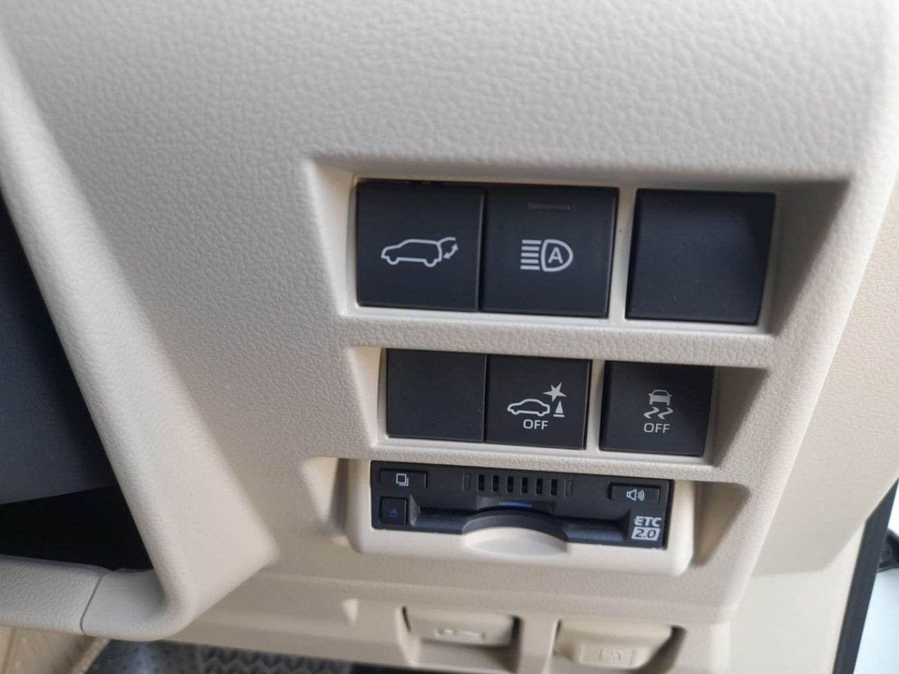 تويوتا لاند كروزر ZX FULL OPTIONS PETROL 7 SEATER TOP RANGE COMPLETE