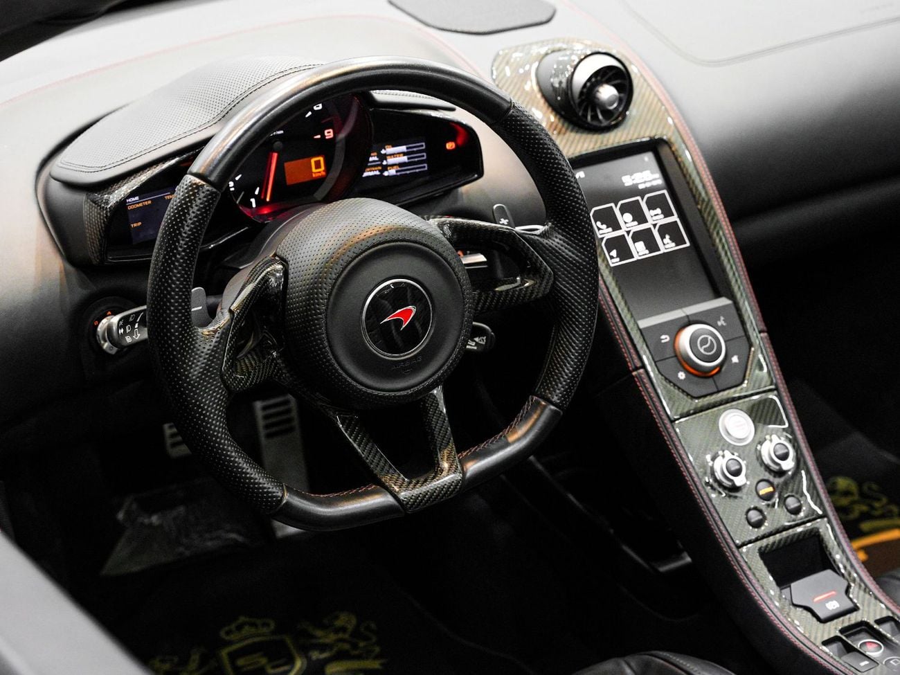 مكلارين 650S سبايدر نظام رفع، حزمة الكربون، نظام صوت ميريديان، مواصفات دول مجلس التعاون الخليجي!!