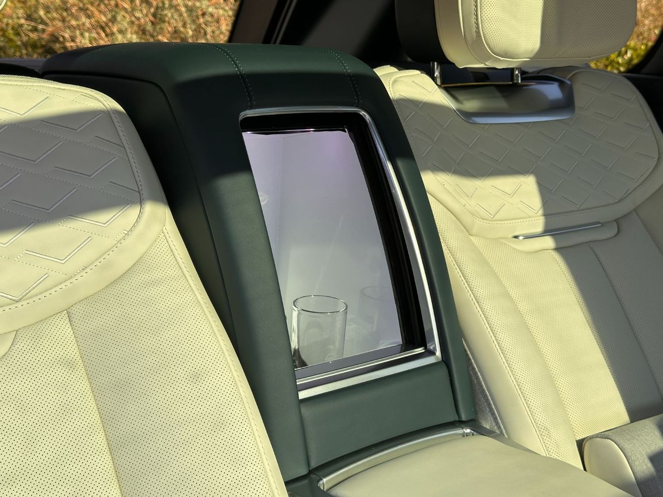 لاند روفر رينج روفر SV 4.4L P615 V8 Right Hand Drive