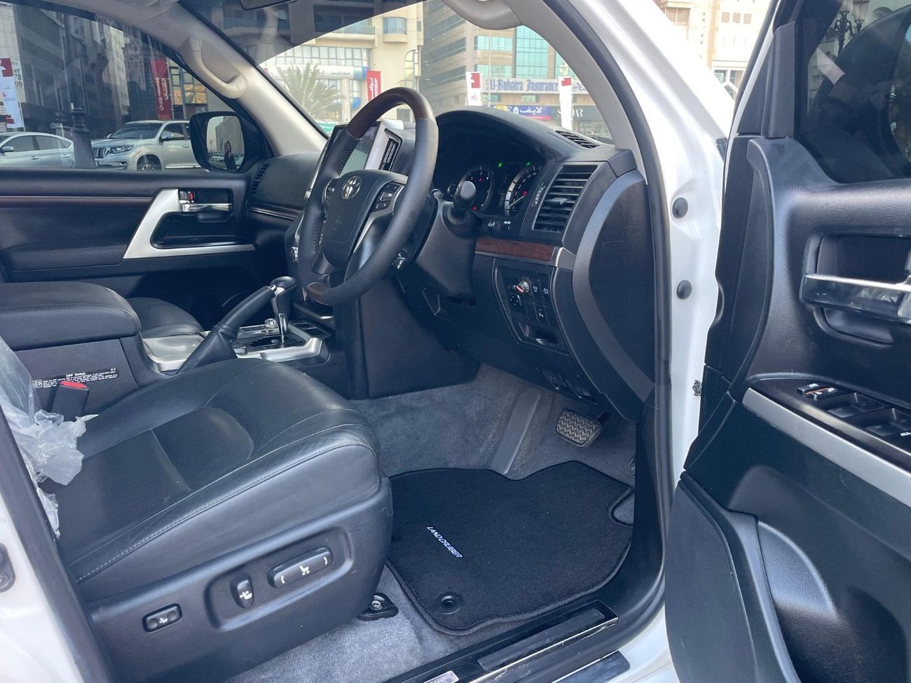 تويوتا لاند كروزر VXR 200 Series Right Hand Side Drive