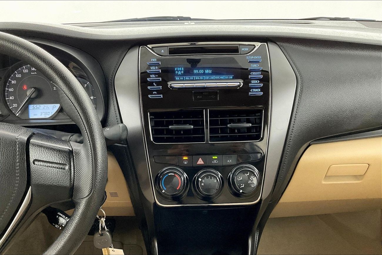 تويوتا يارس SE / E