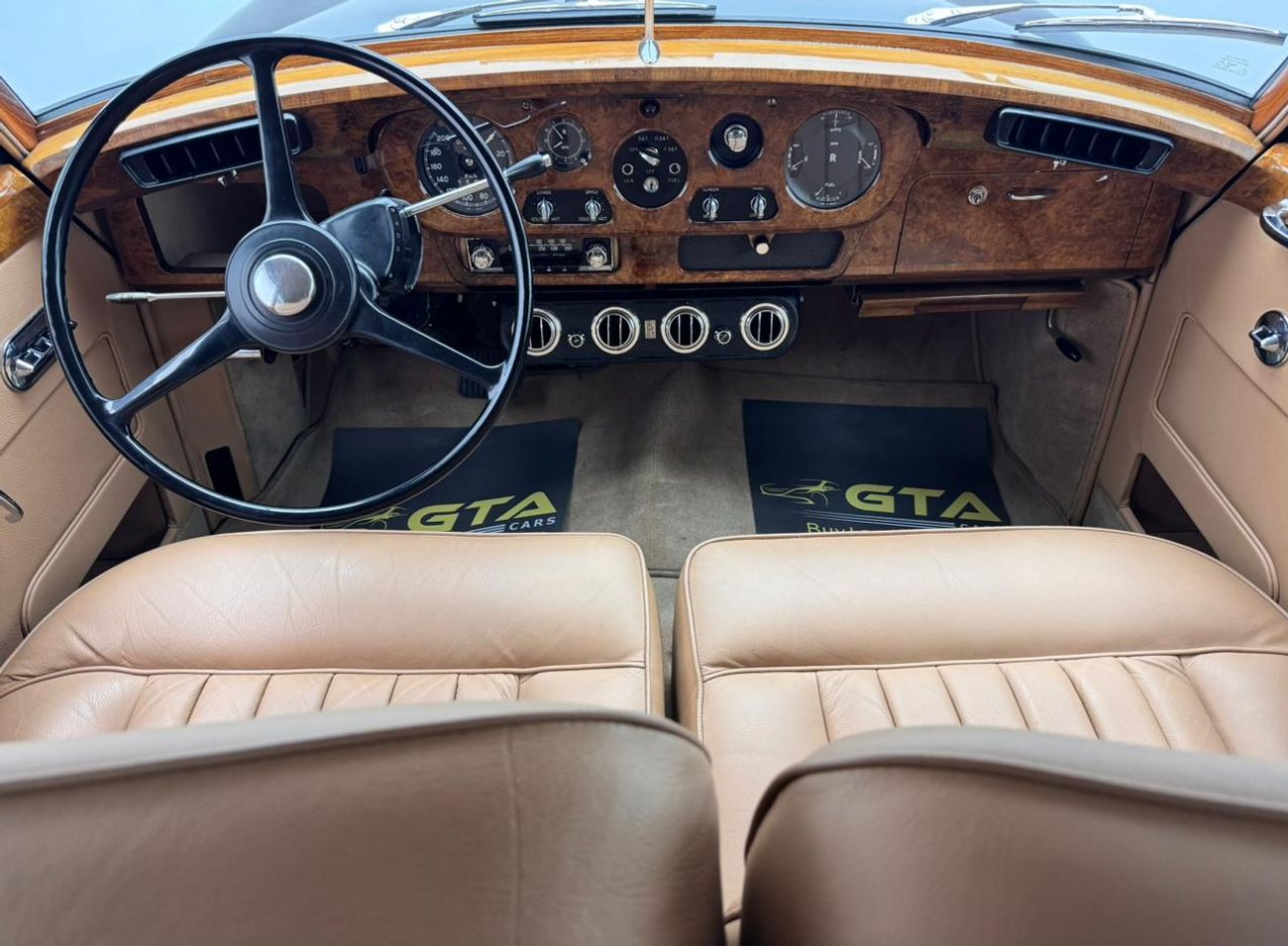 رولز رويس سلفر كلاود 1965 Rolls-Royce Silver Cloud II, Immaculate Classic with Extremely Low Mileage,