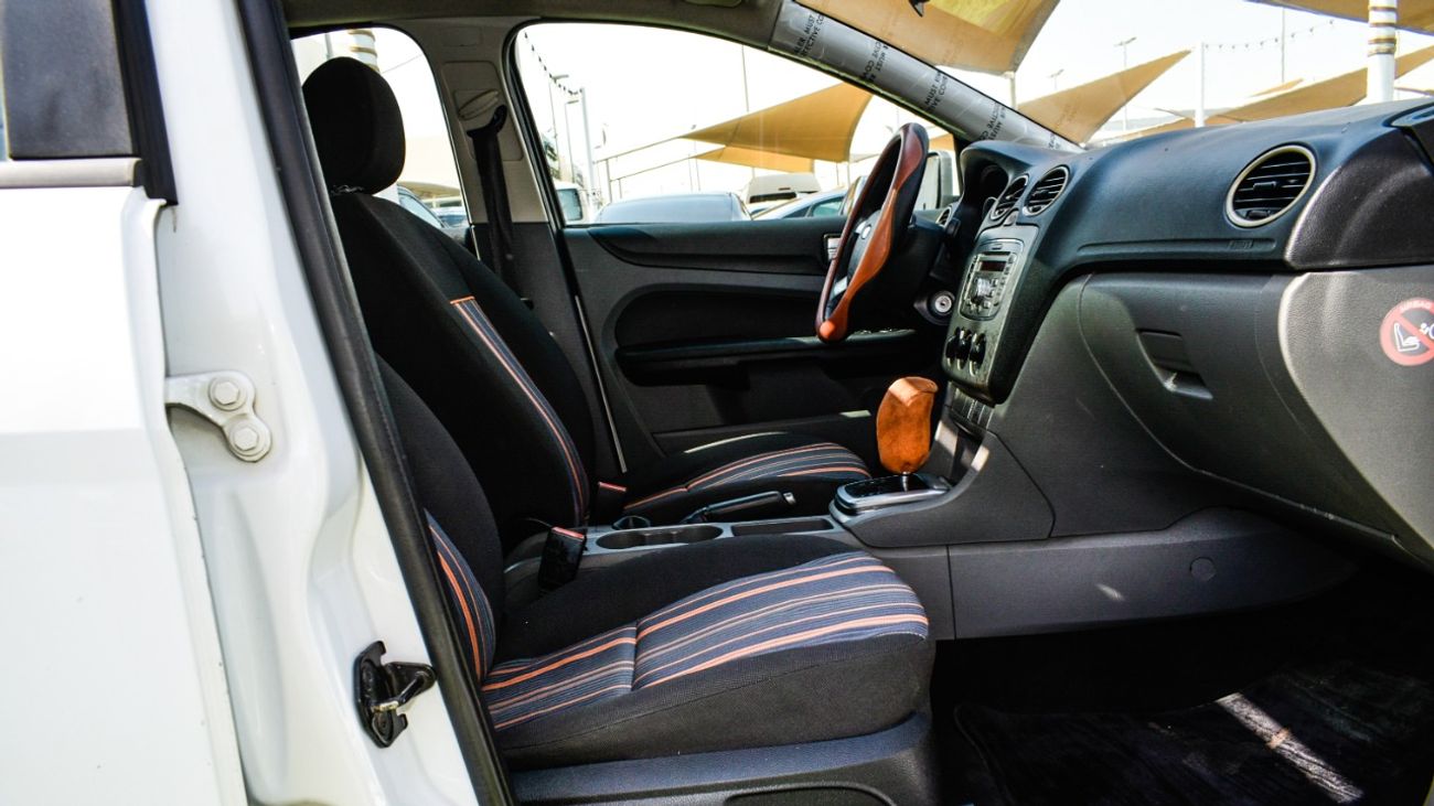 Ford Focus Gulf - number one - hatch - cruise control - control - rear wing, fog lights in excellent condition