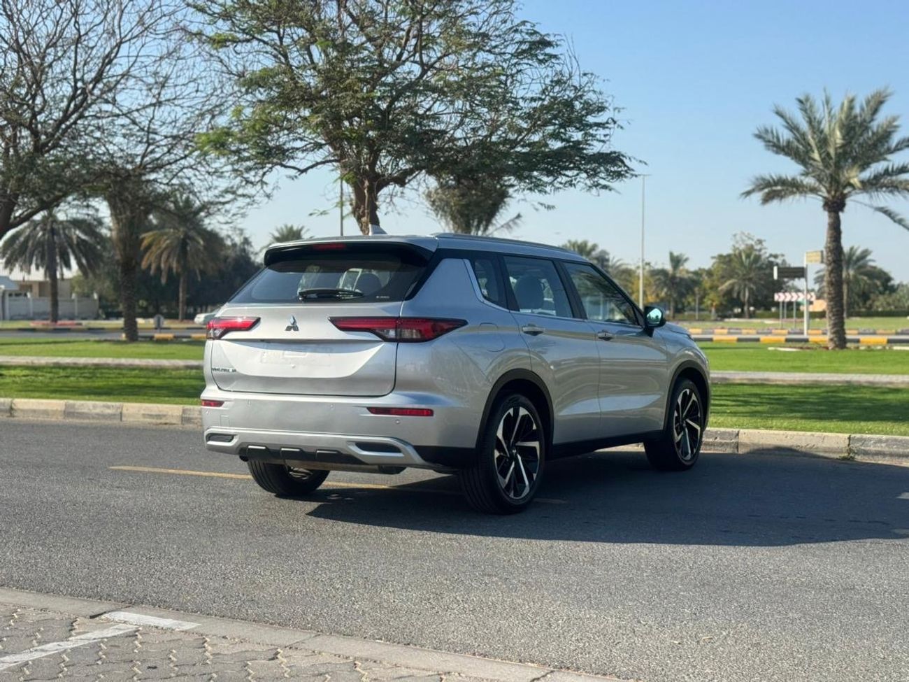 Mitsubishi Outlander GLX Super High 2.4L