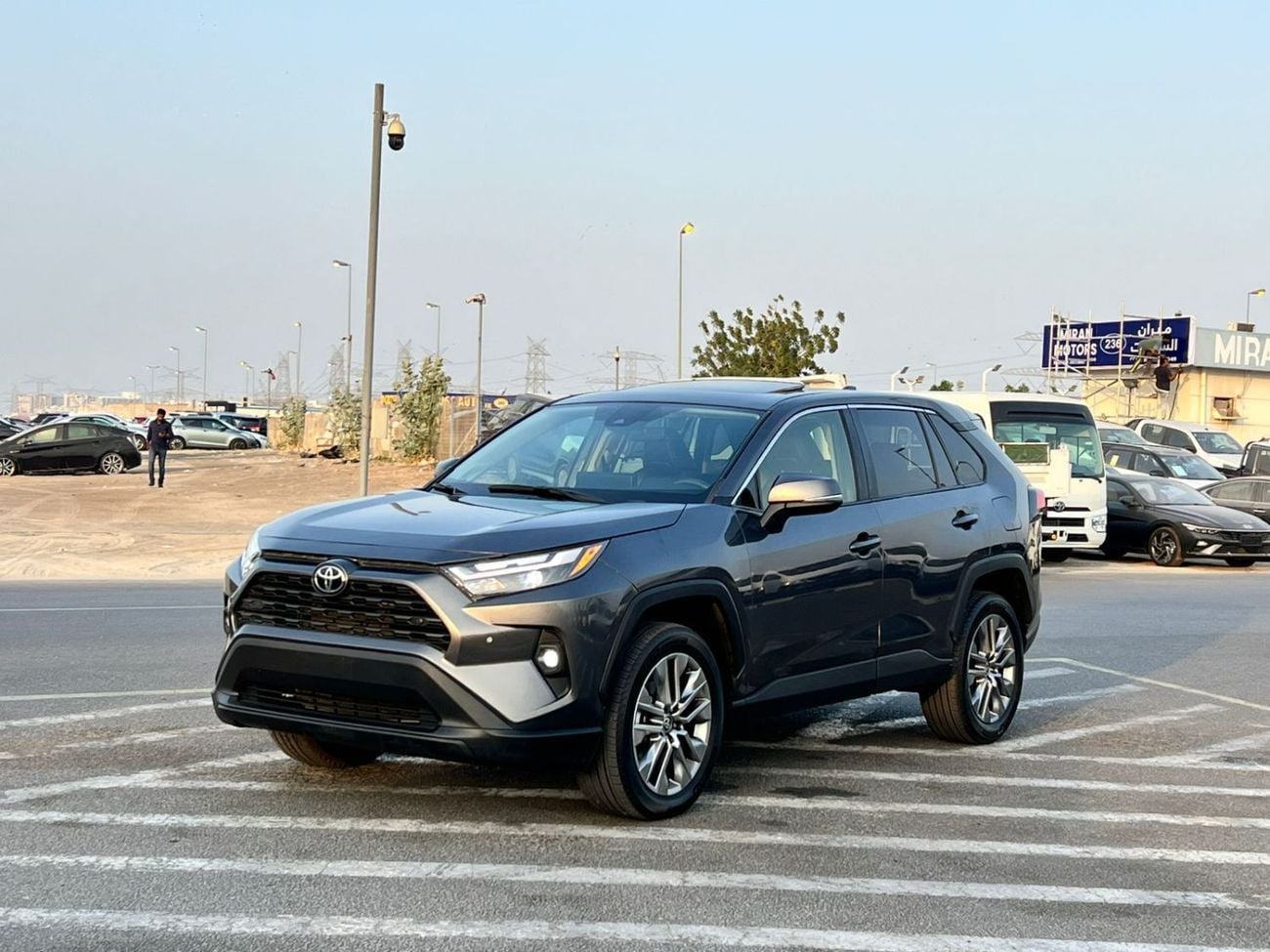 تويوتا راف ٤ XLE 2023 Toyota RAV4 Full Option - 2.5 V4 - Big Screen & Radar Sensor - Trunk Auto Push Star