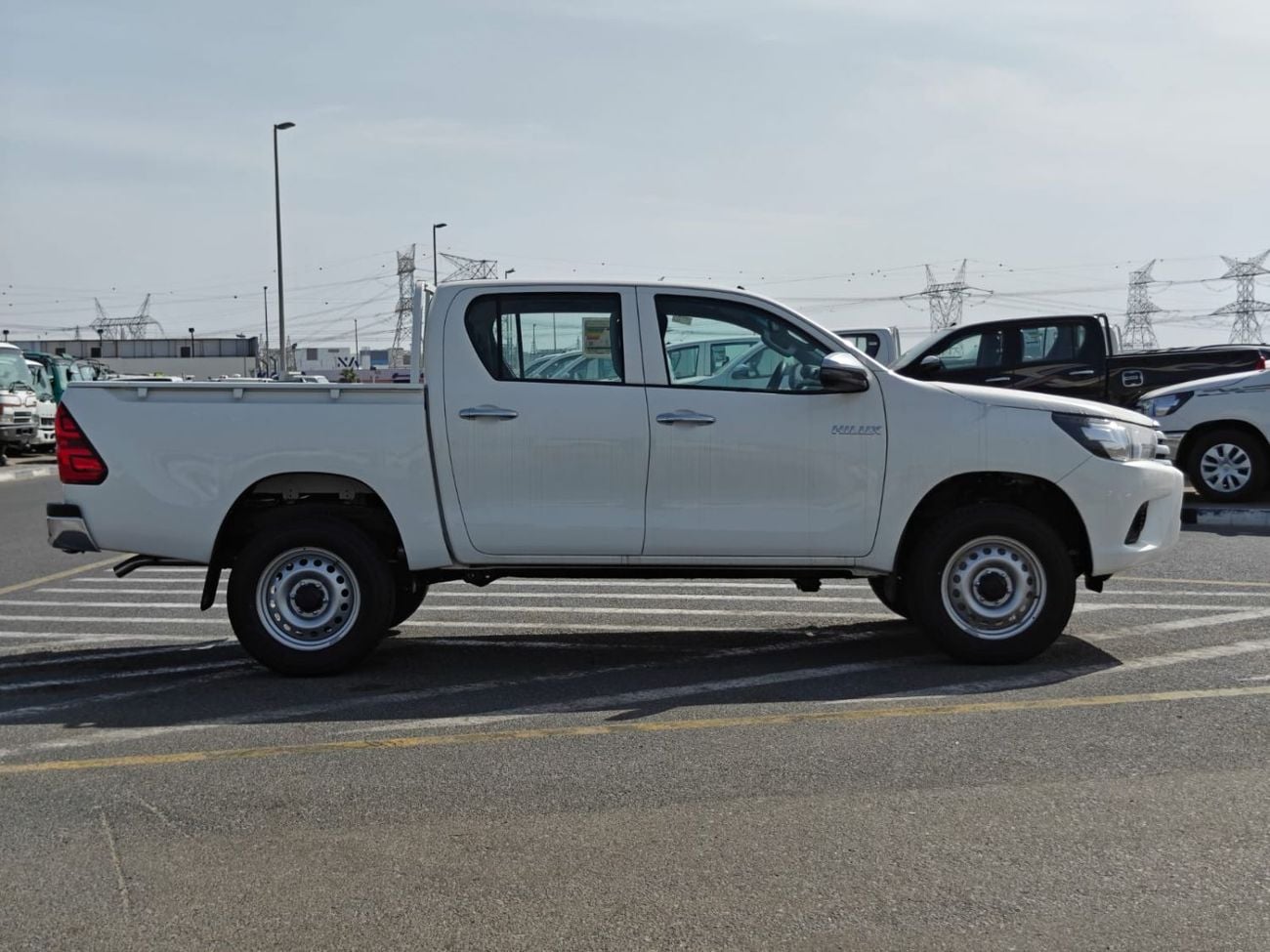 تويوتا هيلوكس 2026 Toyota Hilux white/red 2.4L diesel manual GCC spec mid option