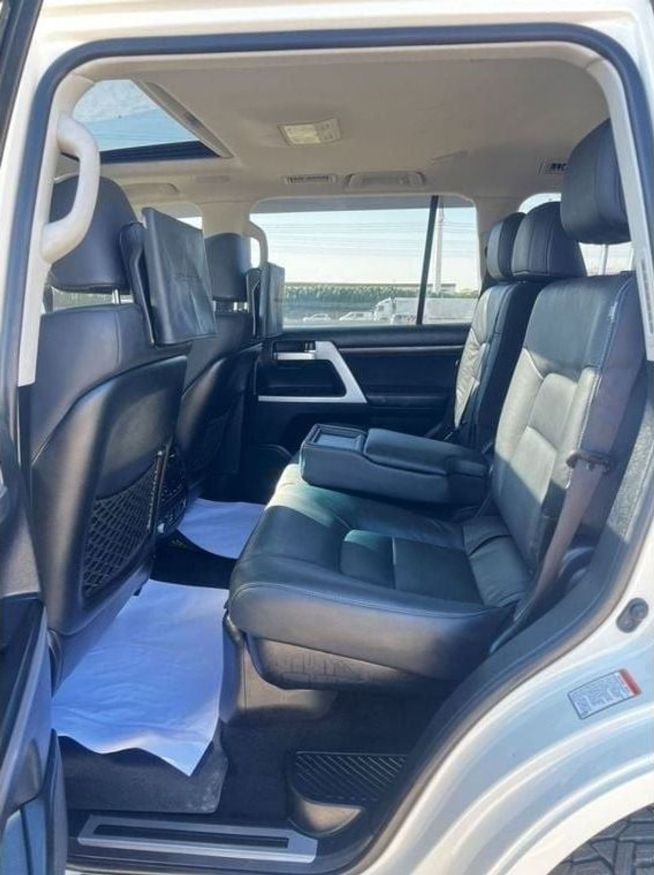 تويوتا لاند كروزر Diesel 4.5 Liter Right Hand Drive SAHARA Sunroof Cool Box Leather Power Seats