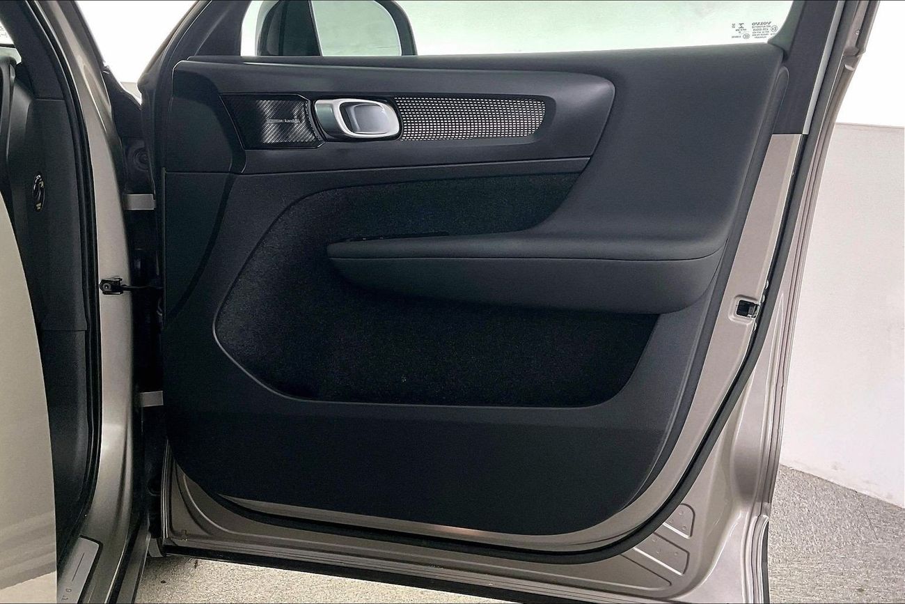 فولفو XC 40 T4 R Design | National Day Celebration | شامل الضمان | 0 ﺪﻔﻋﺓ ﺃﻮﻟﻯ