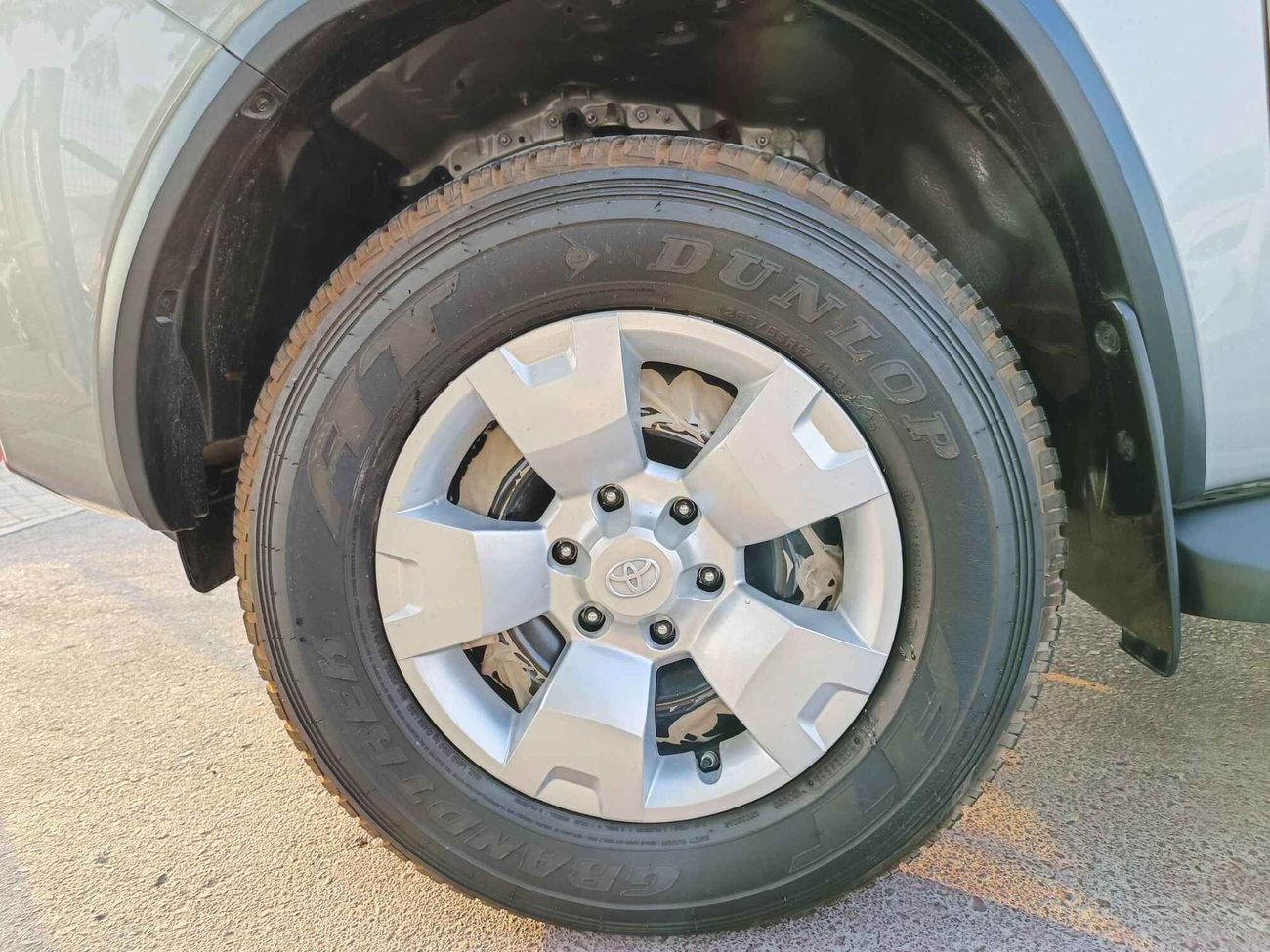 Toyota Fortuner DIESEL, 2.4L V4 / SC 8 AUDIO DISPLAY / MANUAL A.C / "17" STEEL WHEELS / 4X4 (CODE # FD24B)