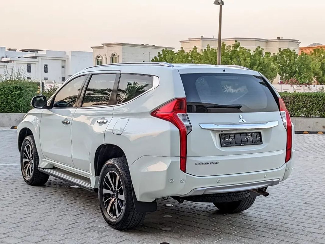ميتسوبيشي مونتيرو سبورت GLS 4WD TOP LINE GCC IN EXCELLENT CONDITION